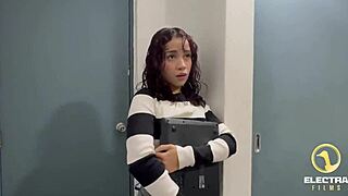 soy tan petite latina despidiendo a mi sugar daddy con sexo intenso antes del vuelo