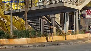 primeira vez branquinha tatuada siliconada fode gostoso com novinho no publico outdoor pov delicia