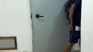 primeira vez branquinha tatuada siliconada fode gostoso com novinho no publico outdoor pov delicia