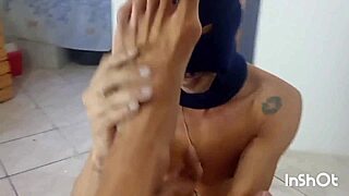 futebol rolando lá fora e eu macetando aqui dentro com essa vadia tatuada na lingerie previa ugh 😩🍑