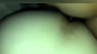 ele soca a rola grossa na buceta peluda dela até gozar forte