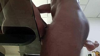 Taladrando el coño estrecho de esta flaca maniática con mi verga gruesa