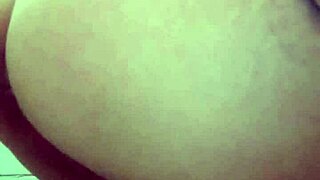 uh meu amigo filmou eu mijando no banheiro do bar