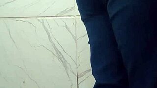 uh meu amigo filmou eu mijando no banheiro do bar