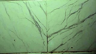 uh meu amigo filmou eu mijando no banheiro do bar