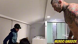 comendo a namorada do amigo enquanto ele filma
