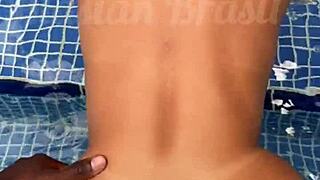 Casada Gostosa Lina Nakamura Fode e Exibe na Piscina do Hotel Público