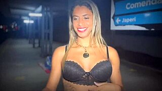 Esposa SPITS And SUCKS Morador De Rua COCK At Train Station