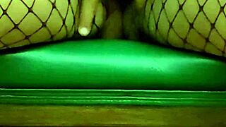 Masturbacion y squirt a beruka en medias de red