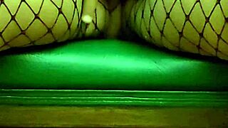 Masturbacion y squirt a beruka en medias de red