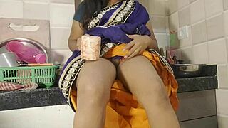 desi bhabhi kitchen me chai pi rahi thi tabhi uska padosi ne akar choda