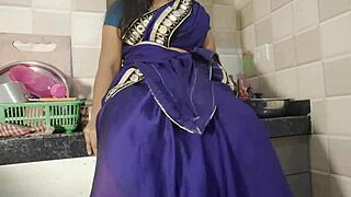 desi bhabhi kitchen me chai pi rahi thi tabhi uska padosi ne akar choda