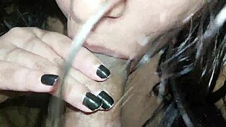 disfruto mucho lamiendo y saboreando el semen de esta gran polla