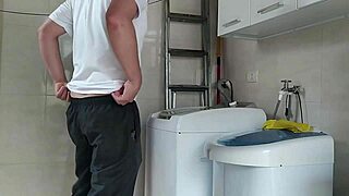 Marido de aluguel pauzudo foi consertar a maquina de lavar a acabou comendo a cliente casada