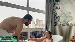 mama studio em enquanto meu marido esta no trabalho eu transo com seu melhor amigo na banheira