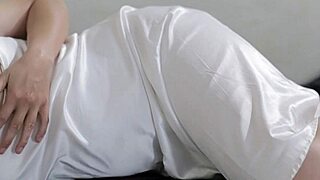 Bokep indo jilbab tobrut pakai gaun satin putih di entot sampai keluar di dalam