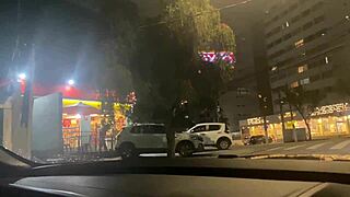 marido corno leva esposa vadia para fazer sexo com desconhecido na rua