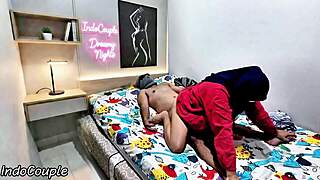 aku muasin adik berhijabku di kamar sampai crot!