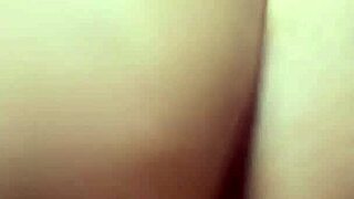 Adoro foder meu cuzinho apertadinho dedilhando minha buceta e meu cu de quatro