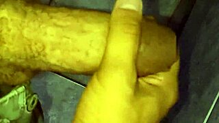 corno batendo uma gostosa punheta