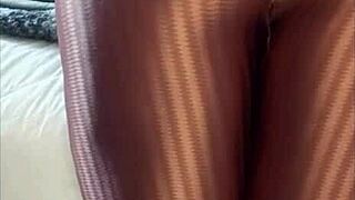 Novinha masturbates tearing skirt after gym workout