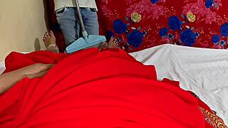 पति के ऑफिस जाने के बाद नौकर के साथ पत्नी ने किया रोमांस