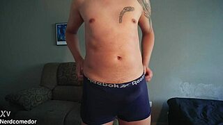 Nerd dotado tirando a cueca e batendo uma bem gostoso - vídeo completo gozando