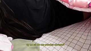 Me quedo a dormir con hermanastra me seduce y la follo bajo las cobijas