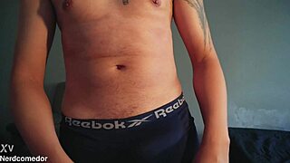 Nerd dotado tirando a cueca e batendo uma bem gostoso - vídeo completo gozando