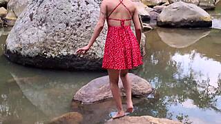 jovencita es follada por su amigo al aire libre en el rio durante expedicion del colegio