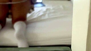 Hijastra cachonda llega de la escuela para jugar con su coño y es descubierta por su padrastro morboso y pervertido
