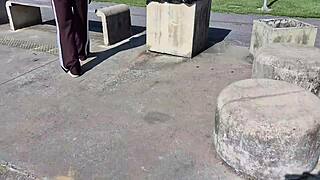 esposa tira as calças e anda só de calcinha na rua