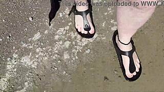 Outdoor im schwarzen kaftan und barfuß in schwarzen birkenstocks