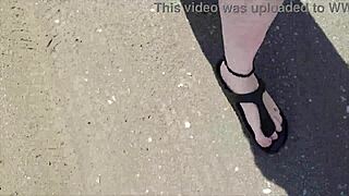 Outdoor im schwarzen kaftan und barfuß in schwarzen birkenstocks