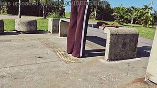 esposa tira as calças e anda só de calcinha na rua