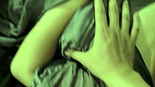 cewek indonesia lagi rebahan malah dimasukin kontol gede bokep indo terbaru