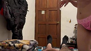 traje a mi hermanastra para demostrar sus habilidades de mamada