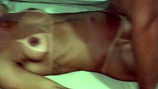 Comedor pegou hotwife na balada na frente do corno ficou de namoradinho levou pro motel e gozou dentro varias vezes e ainda chamou garcom que meteu no cuzinho da esposa sem d