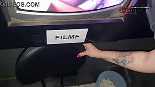 Эй, сосёт незнакомцев и глотает в глухой кабинке, хочешь посмотреть?