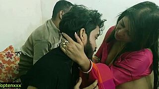 मेरी हॉट इंडियन आंटी दो यंग 18+ लड़कों के साथ थ्रीसम।