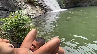 Veríš, že Aisha Ferrari sa nechala chytiť, ako drie vojaka vonku?