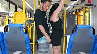 摩雷娜在公交上被抓到大胆摸索的户外时刻