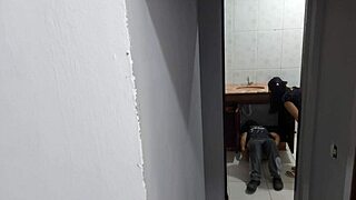 Hei, kamu pikir istri ini selingkuh sama tukang ledeng?