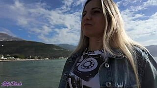 Šetala je romantično, daljinski vibrator zuji duboko u njenoj pičkici.