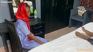 Majhna 18+ najstnica se prikrade in jebe BBC pastorka, medtem ko so starši na delu