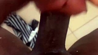 BBCトイが白人のマンコをバスルームPOVで貫くスニークピーク。ワイルドだぜ！