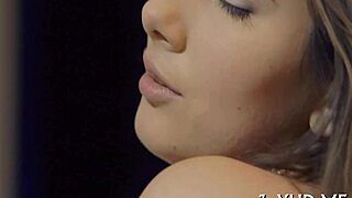 สาวหนุ่มเลียควยอย่างกระตือรือร้นก่อนโดนเย็ดแรง