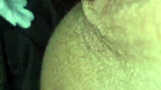 De blonde Spaanse plaagt me middernacht met haar ondeugende aanraking