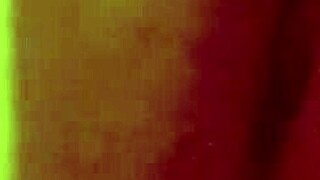 ดูใกล้ชิดการเลียหีและใช้นิ้วจนถึงจุดสุดยอด