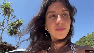 Andando com porra quente no rosto na praia pública... tanta gente ao redor - cumwalk!